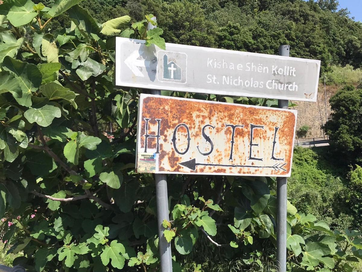 Shotgun Hostel & Guesthouse Vuno エクステリア 写真